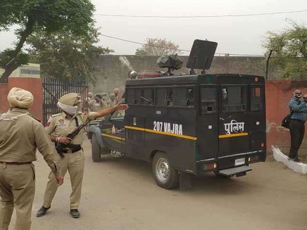मुख्तार अंसारी को लाने के लिए रोपड़ जेल में यूपी के बांदा पुलिस का दस्ता पहुंच चुका है। इस दस्ते में वज्र वाहन भी शामिल है।