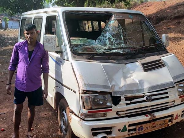 हाथियों से हमले क्षतिग्रस्त गाड़ी।