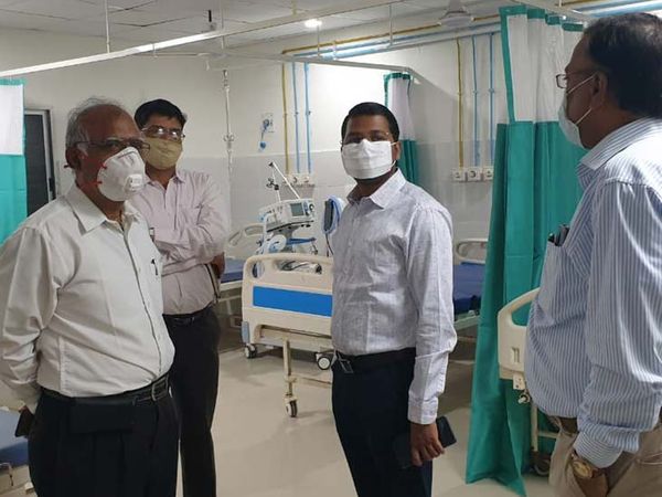 डीसी ने मौजूद अधिकारियों को बेड की व्यवस्था, साफ-सफाई की व्यवस्था के संबंध में महत्वपूर्ण दिशा-निर्देश दिया। - Dainik Bhaskar