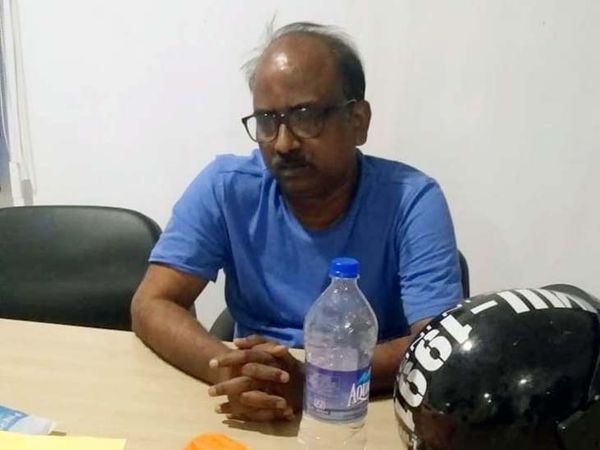 ACB की टीम ने असिस्टेंट इंजीनियर अशाेक कुमार को आज उनके ही ऑफिस से घूस लेते रंगे हाथों गिरफ्तार कर लिया। - Dainik Bhaskar