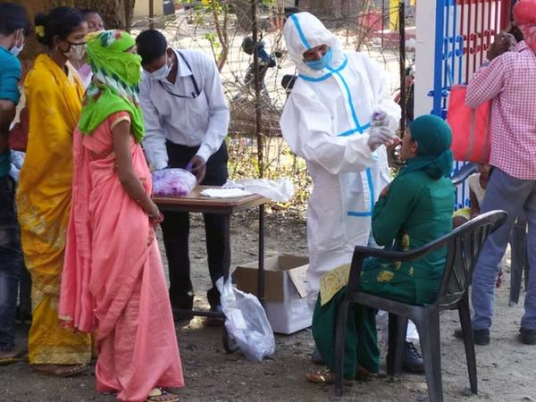 सिमडेगा के कुरडेग में कोरोना जांच के लिए सैंपल लेते स्वास्थ्यकर्मी। - Dainik Bhaskar