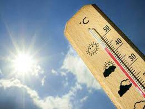 डाउन टू अर्थ की रिपोर्ट के मुताबिक इस बार पहाड़ों में भी लू चल सकती है, क्योंकि वहां मार्च में ही हालात बिगड़ गए। (सिम्बॉलिक इमेज) - Dainik Bhaskar