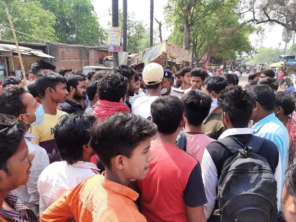 फायरिंग के बाद लोगों की भीड़।