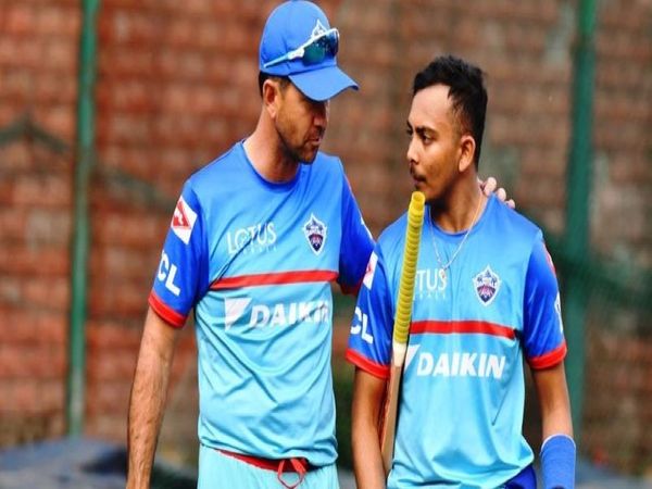 दिल्ली कैपिटल्स के कोच रिकी पोंटिंग ने पृथ्वी शॉ की तारीफ की है। उन्होंने कहा कि पृथ्वी के विजय हजारे ट्रॉफी में बेहतर प्रदर्शन का लाभ टीम को मिलेगा। शॉ टॉप स्कोरर रहे और चार शतक भी लगाए। - Dainik Bhaskar