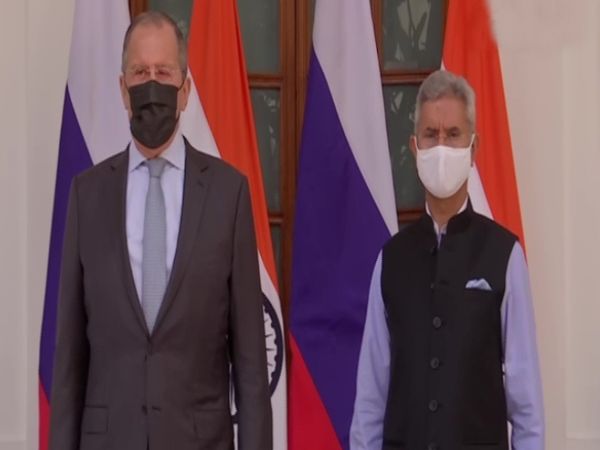 रूस के विदेश मंत्री सर्गेई लावरोव ने विदेश मंत्री एस. जयशंकर से मुलाकात की।
