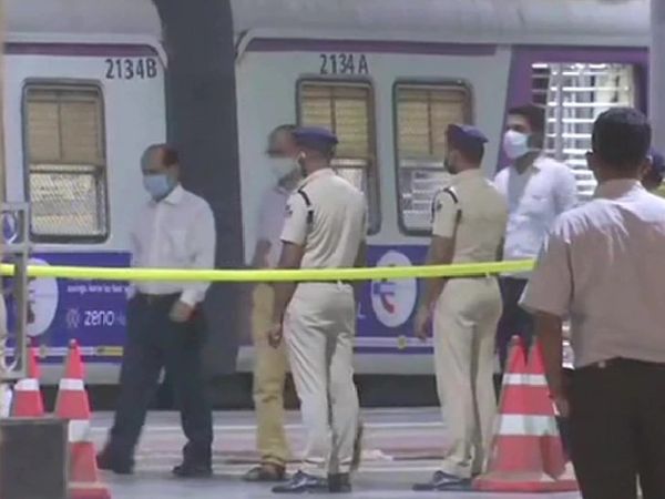 सचिन वझे को सोमवार रात 11 बजे के करीब CSMT स्टेशन ले जाया गया था। मनसुख हिरेन की मौत के मामले में वझे मुख्य आरोपी है।