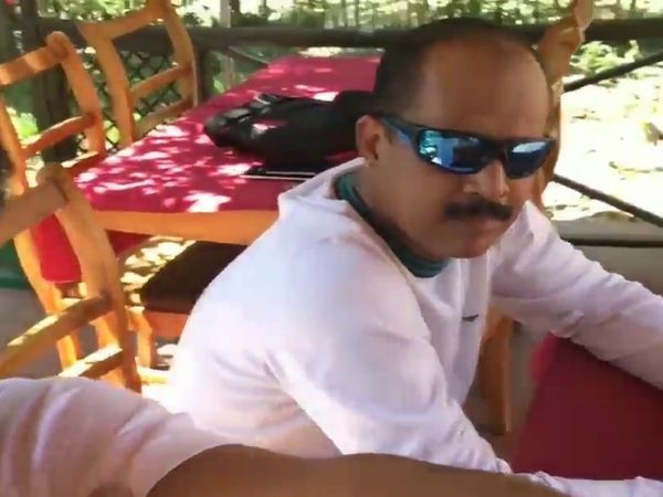 वीडियो में सचिन वझे भी नजर आ रहा है।