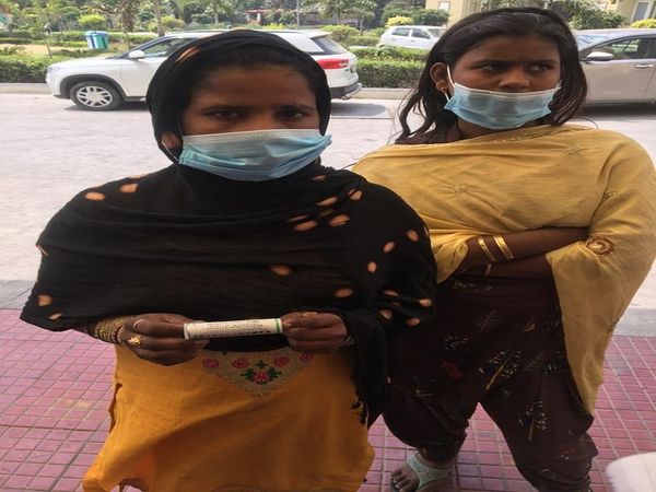 सिविल अस्पताल में सल्फास की डिब्बी दिखाती संगीता।