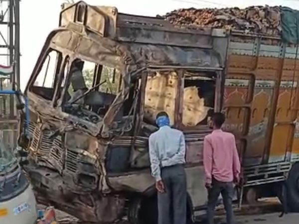 ट्रेलर का कंडक्टर जिंदा जला:तेज रफ्तार ट्रक ने ट्रेलर को मारी टक्कर, दोनों वाहनों में लगी आग, केबिन में फंस गया था कंडक्टर