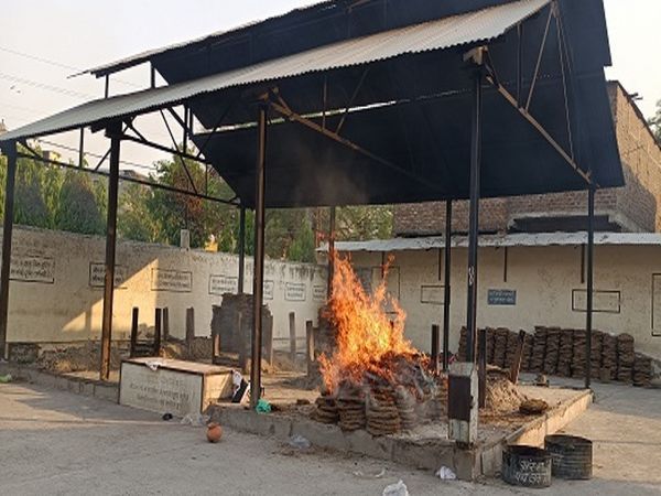 इंदौर के श्मशान घाट पर कोरोना संक्रमित शव का किया गया अंतिम संस्कार।
