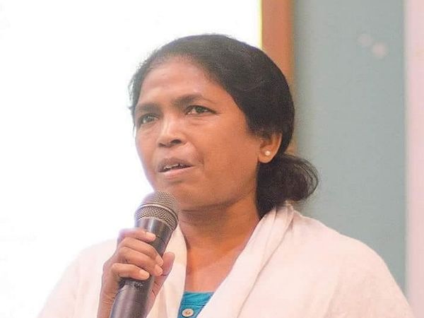 सोनी सोरी पिछली भाजपा सरकार के वक्त नक्सल मामले में गिरफ्तार की गईं थीं। उनका कहना है कि जेल में इन्हें यातनाएं दी गईं थी। अब सोनी आदिवासी अधिकारों के लिए काम करती हैं।