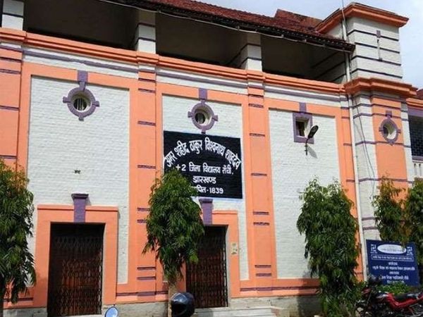जिला स्कूल में मंगलवार से प्रैक्टिकल की परीक्षा शुरू होनी थी। लेकिन स्टूडेंट्स के पॉजिटिव मिलने की सूचना मिलने पर परीक्षा को 3 दिन तक के लिए रद्द कर दिया गया है। (फाइल) - Dainik Bhaskar