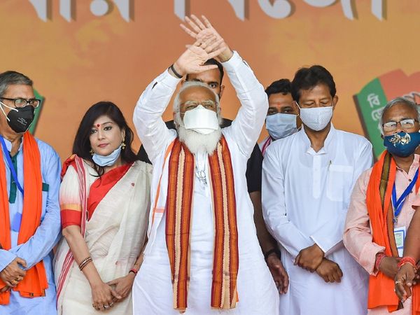प्रधानमंत्री नरेंद्र मोदी ने पश्चिम बंगाल में तीसरे चरण के चुनाव के बीच मंगलवार को कूच बिहार और हावड़ा में चुनावी रैली को संबोधित किया।