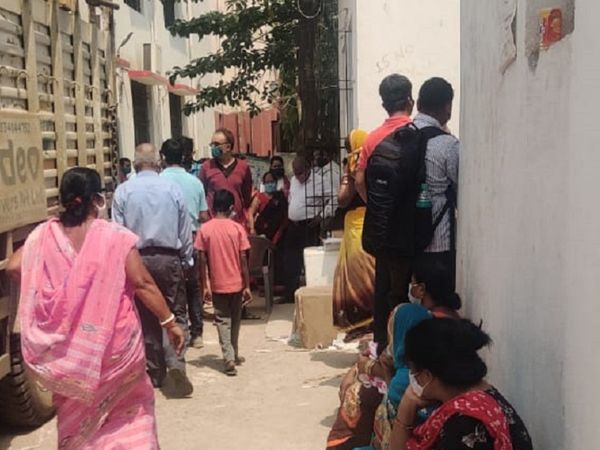पटना के गर्दनीबाग स्थित अस्पताल में वैक्सीन लेने के लिए आई महिलाएं। - Dainik Bhaskar