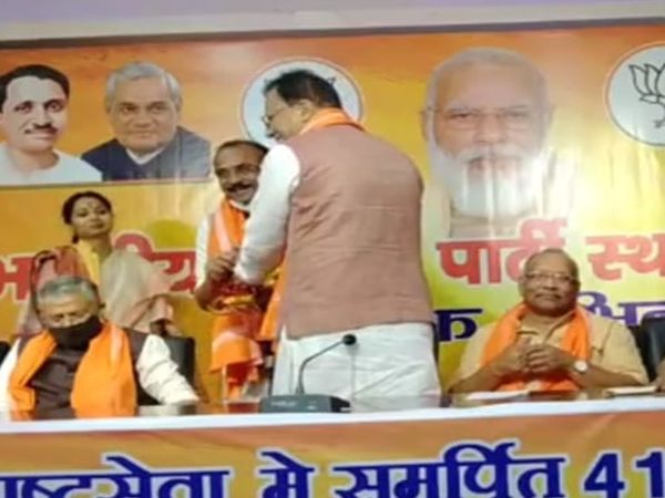 संजीव चौरसिया को सम्मानित करते भाजपा के प्रदेश अध्यक्ष संजय जायसवाल। - Dainik Bhaskar