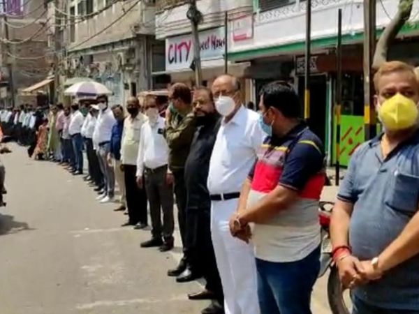 पटना सिटी में विरोध प्रदर्शन करते प्राइवेट स्कूल और कोचिंग सेंटरों के शिक्षक। - Dainik Bhaskar