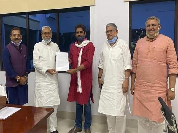 CM नीतीश कुमार ने राजकुमार सिंह को JDU की सदस्यता दिलाई। - Dainik Bhaskar