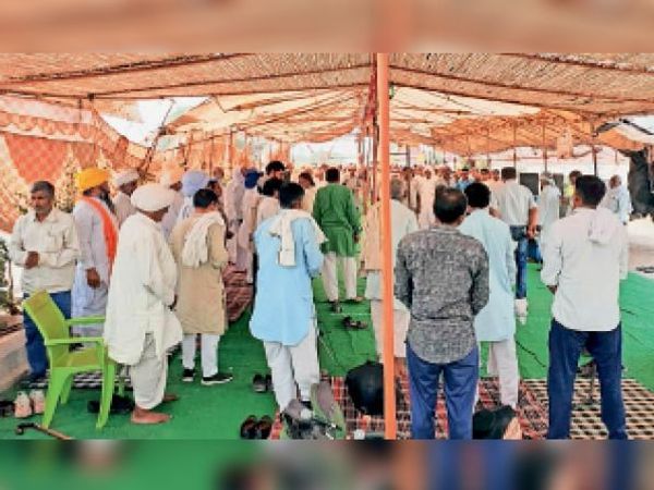 छत्तीसगढ़ में नक्सली हमले में शहीद हुए जवानों को नमन करते हुए किसान।