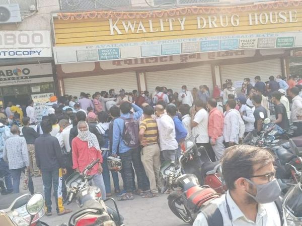दोपहर होते-होते बड़ी संख्या में इंजेक्शन लेने वालों की भीड़ लग गई।