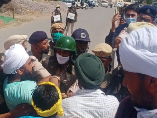 पुलिस कर्मियों से भिड़ते प्रदर्शनकारी किसान।