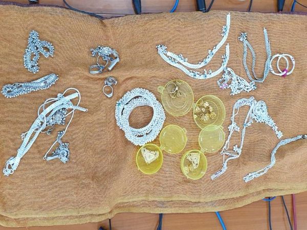 पुलिस ने करीब पांच लाख रुपए का माल बरामद किया है।