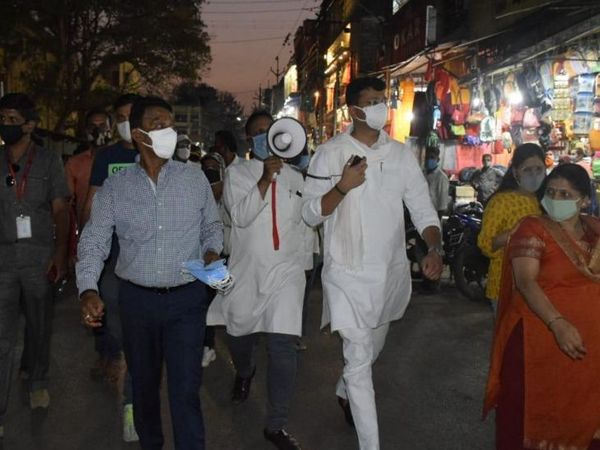 शाम को मंत्री सिलावट मास्क के प्रति लोगों को जागरूक करने निकले।