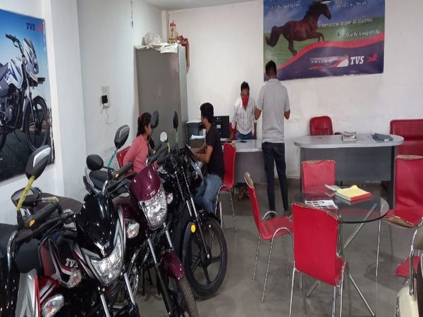 TVS शोरूम में मास्क नहीं पहने होने पर सील्ड की कार्रवाई की गई