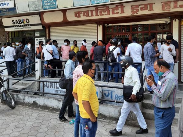 लोग बोले- अस्पताल में कह रहे हैं इंजेक्शन लाओ, हम कहां से लेकर आएं।