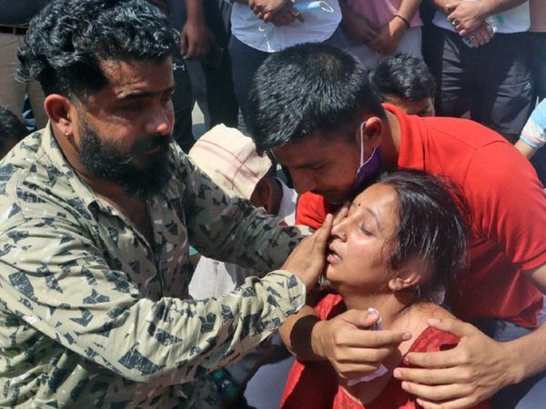 CRPF जवान राकेश्वर सिंह के नक्सलियों के कब्जे में होने की सूचना जबसे उनके परिवार को मिली सभी का रो-रोकर बुरा हाल है।