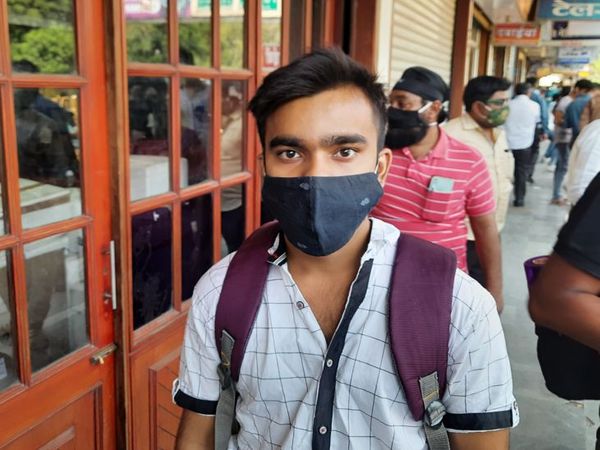 हर्ष के चाचा भोपाल में भर्ती हैं, उनके लिए वह दवा बाजार में इंजेक्शन खोज रहा है।
