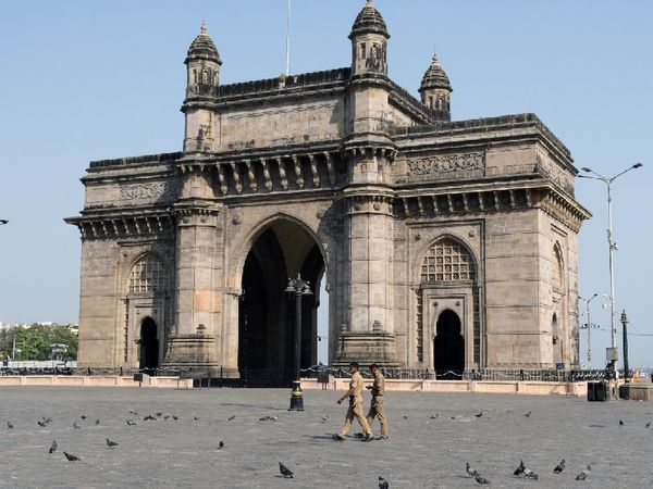 मुंबई के गेटवे ऑफ इंडिया के बाहर पसरा सन्नाटा। संक्रमण के बढ़ते मामले को देखते हुए यहां सैलानियों को प्रतिबंधित कर दिया गया है।