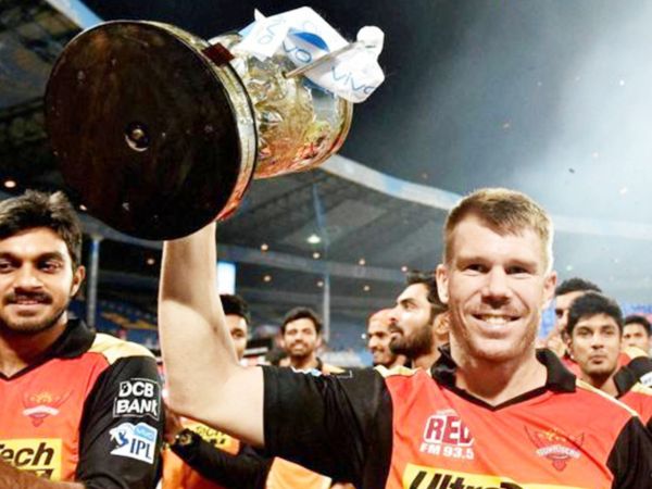 2016 में IPL ट्रॉफी जीतने के बाद सनराइजर्स हैदराबाद के कप्तान डेविड वॉर्नर।