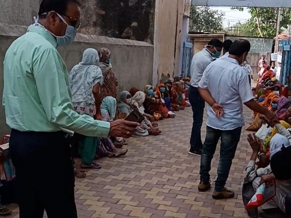 कटला में मदरटेरेसा होम के बाहर बैठी महिलाओं को समझाते कलेक्टर नन्नूमल पहाड़िया।