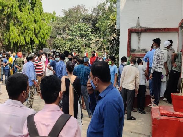 पटना के न्यू गार्डिनर रोड अस्पताल में कोरोना जांच के लिए उमड़ी भीड़। - Dainik Bhaskar