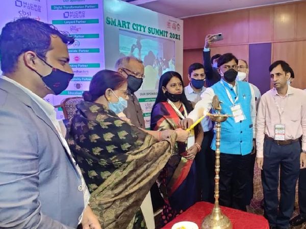मंच पर भी सोशल डिस्टेंसिंग का नहीं रखा गया ख्याल।