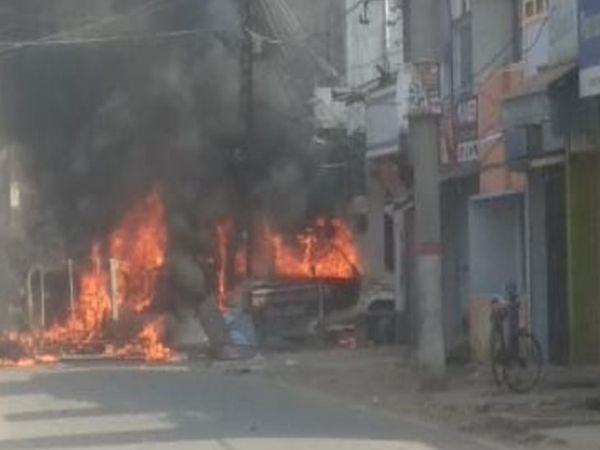 पिछली दुर्गापूजा में गोलीकांड के बाद मुंगेर में बड़ा बवाल हुआ था, कई जगह आगजनी हुई थी। (फाइल फोटो) - Dainik Bhaskar