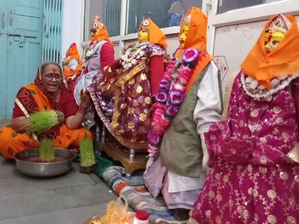 धनियर राजा और रणुबाई के रथ में जवारों को सजाया जाता है।