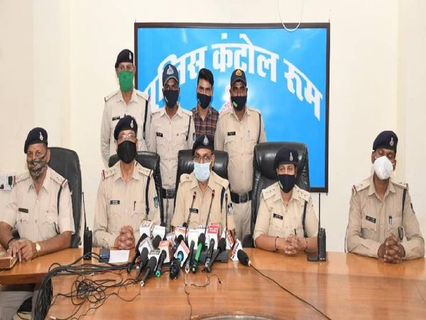 चोरी का खुलासा करते हुए एएसपी गोपाल खांडेल और मौजूद केंट सीएसपी भावना मरावी व टीआई विजय तिवारी।