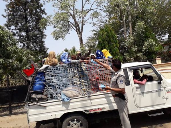 ग्वारीघाट पुलिस ने मास्क का वितरण कर लोगों को जागरुक किया।