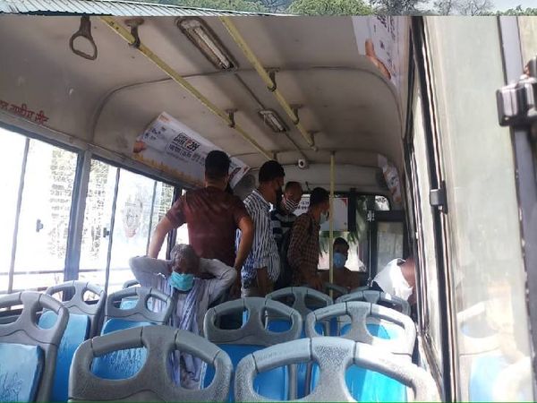 ओमती पुलिस ने मास्क न पहनने वालों का चालान कर बस से अस्थाई जेल भेजा।