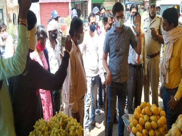गोरखपुर सब्जी मंडी को रोड से खाली मैदान में शिफ्ट कराया गया।