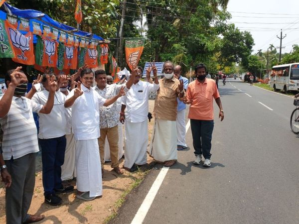 वोट डालने के बाद भाजपा कार्यकर्ता विक्ट्री साइन दिखाते हुए। इस बार के चुनाव में भाजपा पिछली बार की तुलना में बेहतर स्थिति में नजर आ रही है।