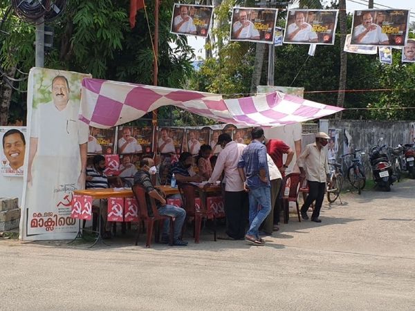 तस्वीर पोलिंग स्टेशन के बाहर सीपीएम के कार्यकर्ताओं की है।