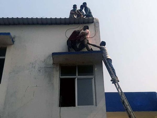 सदर अस्पताल कर्मी मो. अजीम ने हिम्मत दिखाते हुए दमकल कर्मियों के साथ मिल विनाेद को किसी तरह नीचे उतारा। - Dainik Bhaskar