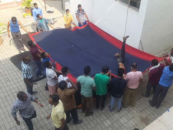 मरीज को रस्सी से बांधकर नीचे उतारा गया।