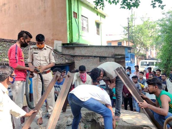 घटना की सूचना के बाद मौके पर पुलिस पहुंची और स्थानीय लोगों की मदद से शव को कुआं से बाहर निकाला। - Dainik Bhaskar