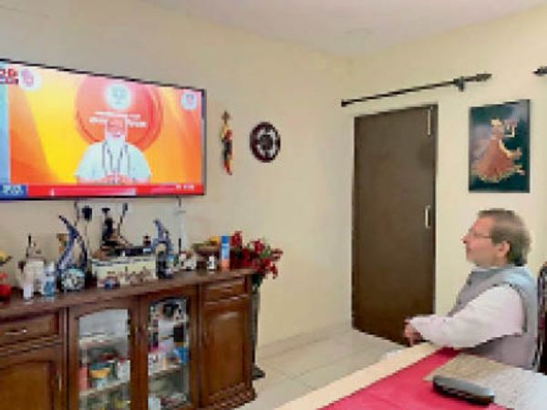 सांसद डॉ. अरविंद शर्मा वीडियो कांफ्रेंसिंग सुनते हुए।