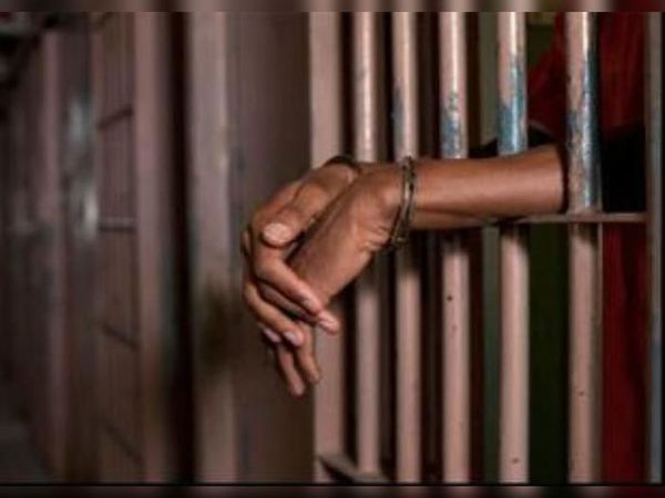 पिछले साल वल्लभनगर में मादक पदार्थ तस्करी मामले में पाली के तेजाराम की गिरफ्तारी के बाद दोबारा जांच हुई थी और वह निर्दाेष पाया गया था। प्रतीकात्मक फोटो - Dainik Bhaskar