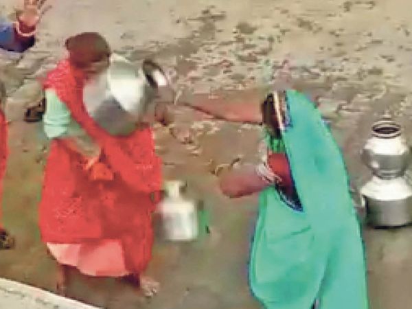 पानी पर गर्मी: पानी भरने को लेकर आपस में भिड़ी दो महिलाएं, एक-दूसरे पर जमकर बर्तन बरसाए