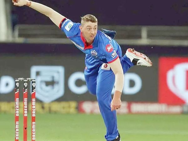 ऑस्ट्रेलियाई ऑलराउंडर डेनियल सैम्स IPL के पिछले सीजन में दिल्ली कैपिटल्स से खेले थे। उन्हें इस साल RCB ने ट्रेड किया था। सैम्स दिसंबर में हुए बिग बैश लीग में शानदार फॉर्म में थे। - Dainik Bhaskar